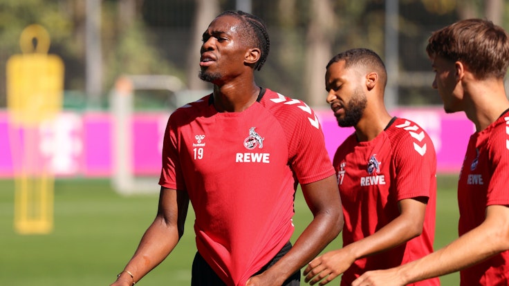 Kingsley Ehizibue (l.) trainierte am Dienstag (23. August 2022) weiterhin beim 1. FC Köln.