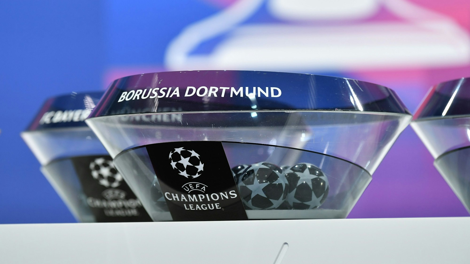 Lostöpfe mit einigen Loskugeln stehen für die Auslosung der Champions League bereit