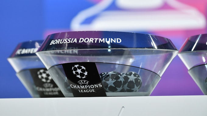 Lostöpfe mit einigen Loskugeln stehen für die Auslosung der Champions League bereit