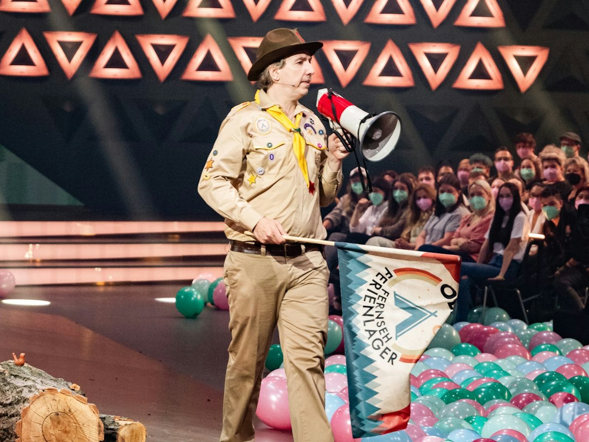 Olli Schulz steht in der ProSieben-Sendung „Wer stiehlt mir die Show?“ (TV-Ausstrahlung am 23. August 2022) mit einem Megafon auf der Bühne.