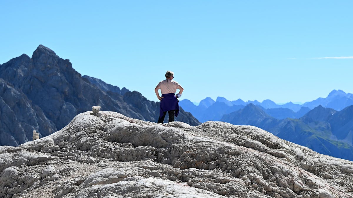 Eine Wanderin steht auf der Zugspitze, wie dieses im Juli 2022 aufgenommene Symbolbild zeigt.