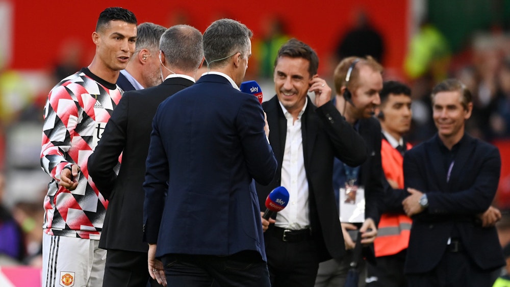 Cristiano Ronaldo grüßt Ex-Teamkollege Roy Keane vor dem Sieg von Manchester United gegen den FC Liverpool.
