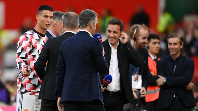 Cristiano Ronaldo grüßt Ex-Teamkollege Roy Keane vor dem Sieg von Manchester United gegen den FC Liverpool.