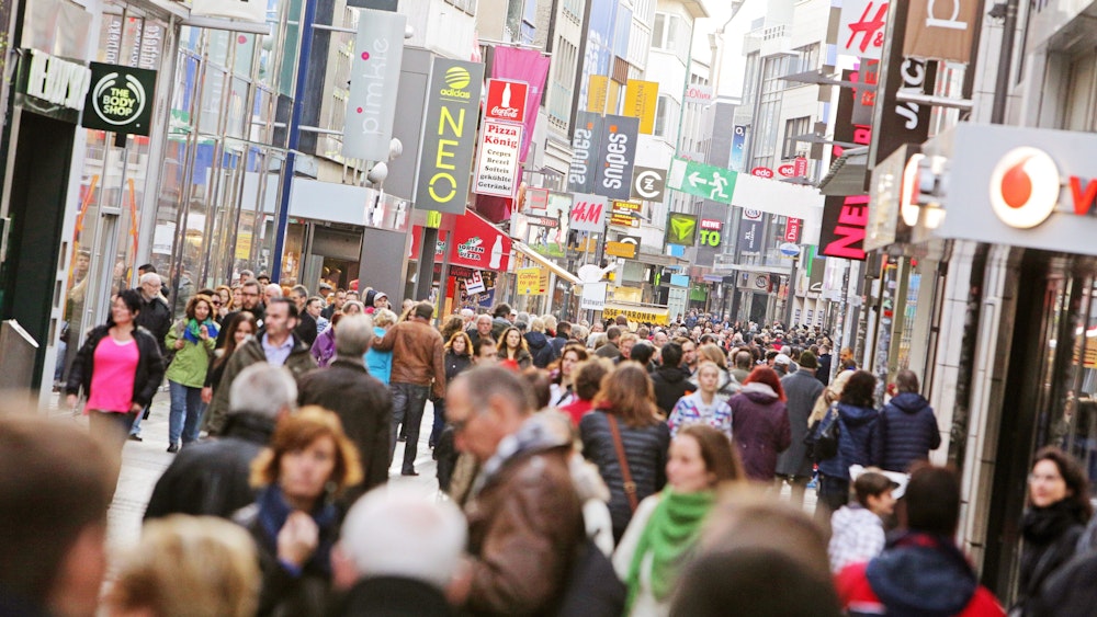 Die Hohe Straße in Köln ist im November 2014 gesäumt mit Menschen an einem verkaufsoffenen Sonntag.