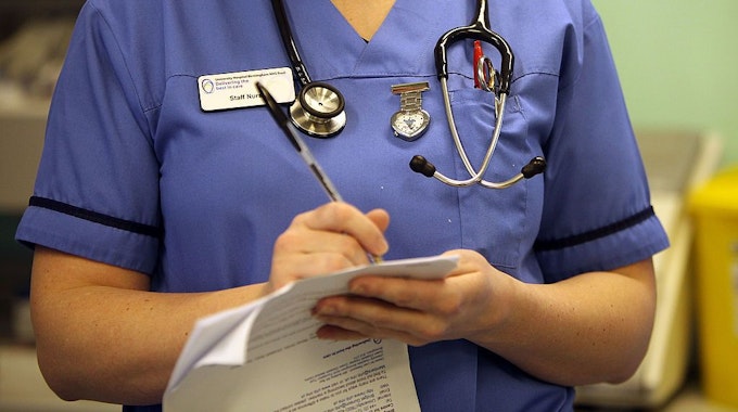Unser Symbolbild zeigt eine Krankenschwester im Jahr 2010 in Birmingham, wie sie Stift und Papier hält.