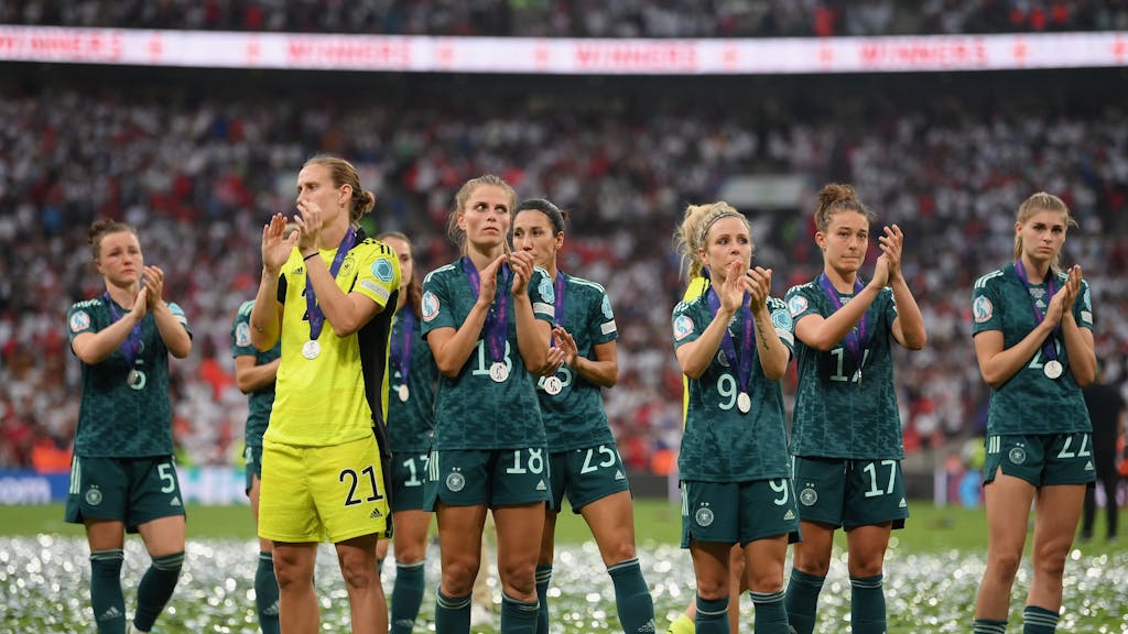 Die DFB-Frauen klatschen nach dem verlorenen EM-Finale gegen England in Wembley enttäuscht den Fans zu. Im September geht es mit der WM-Quali weiter.