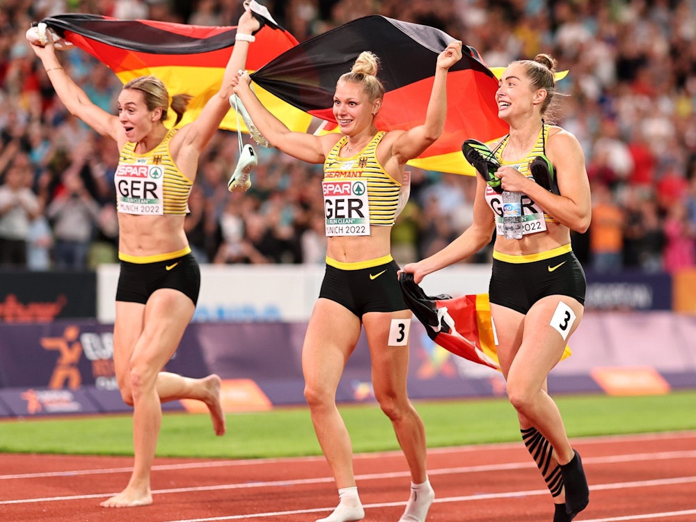 Jubel und Ehrenrunde: Die deutschen Frauen nach EM-Gold über 4 x 100 Meter.
