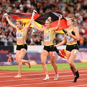 Jubel und Ehrenrunde: Die deutschen Frauen nach EM-Gold über 4 x 100 Meter.