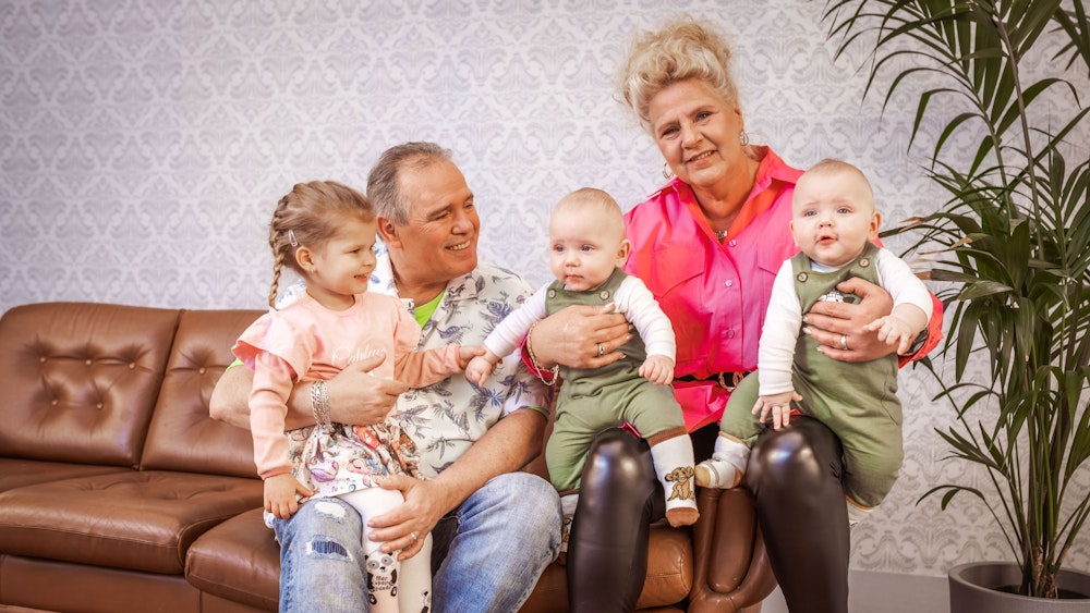 Silvia Wollny, hier mit ihrem Harald bei einem Fototermin für „Die Wollnys – Eine schrecklich große Familie!“, hat mit Cataleya, Emory und Casey schon drei bezaubernde Enkel. Nun soll noch eins dazukommen.