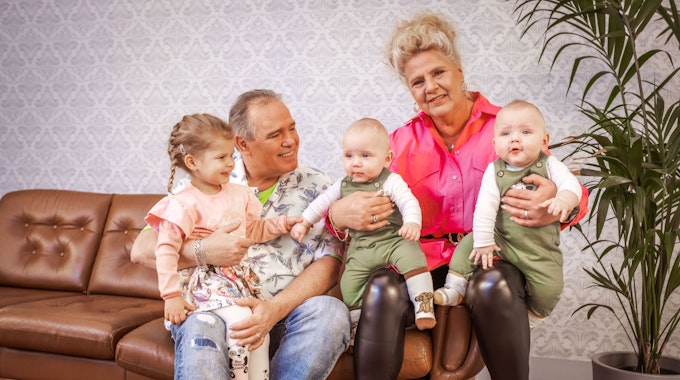 Silvia Wollny, hier mit ihrem Harald bei einem Fototermin für „Die Wollnys – Eine schrecklich große Familie!“, hat mit Cataleya, Emory und Casey schon drei bezaubernde Enkel. Nun soll noch eins dazukommen.