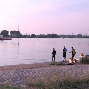 Beim Baden im Rhein ist ein Vater mit seinen vier Kindern vom Sog eines Schiffes erfasst worden. Unser Foto zeigt Taucher bei einem Einsatz am Rhein bei Duisburg.
