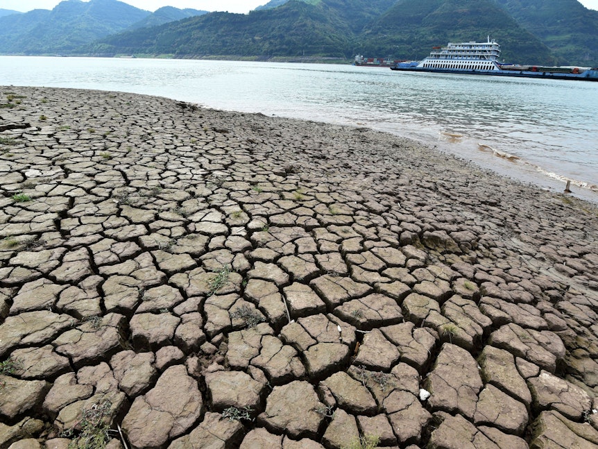 Ein ausgetrocknetes Flussbett liegt frei, nachdem der Wasserstand des Jangtse-Flusses gesunken ist.