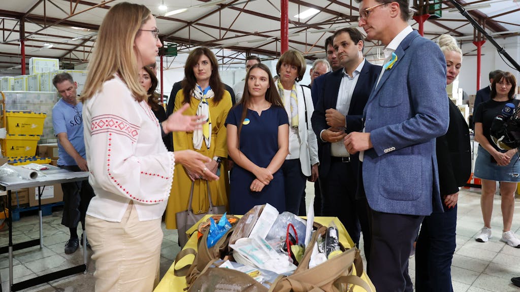 Ministerpräsident Hendrik Wüst besucht Spendenlager des Deutsch-Ukrainischen Vereins Blau-Gelbes Kreuz.
