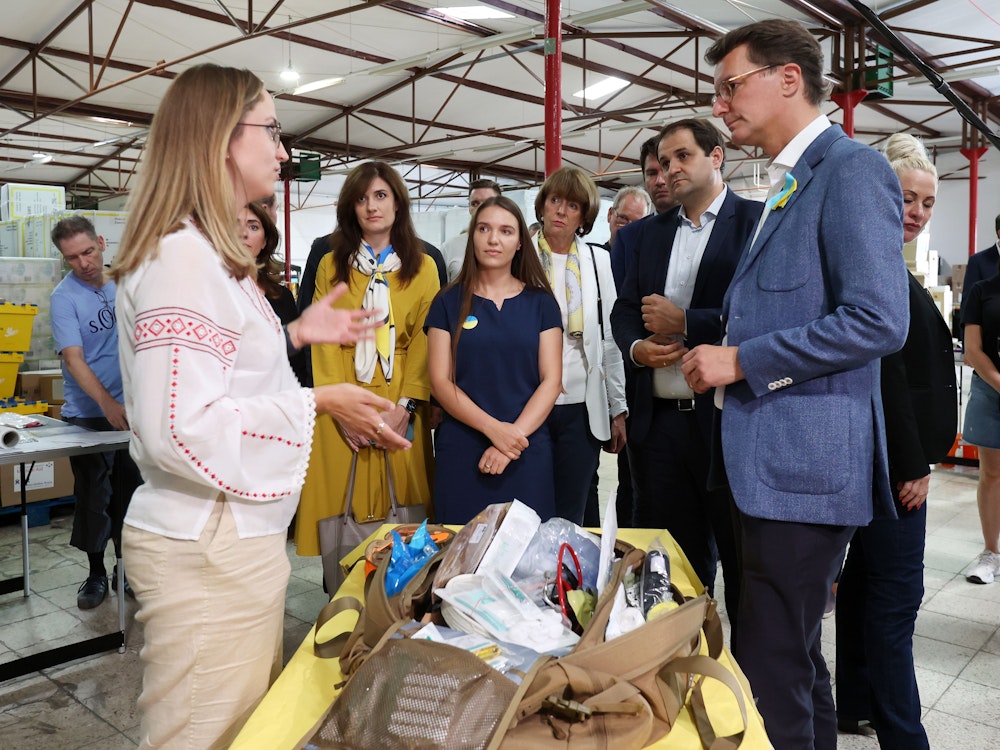 Ministerpräsident Hendrik Wüst besucht Spendenlager des Deutsch-Ukrainischen Vereins Blau-Gelbes Kreuz.