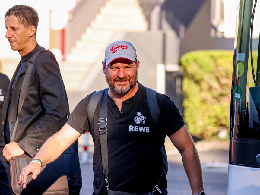 Trainer Steffen Baumgart (r.) und Sportchef Christian Keller bei der Abfahrt zum Flughafen am Mittwochmorgen (24. August 2022)