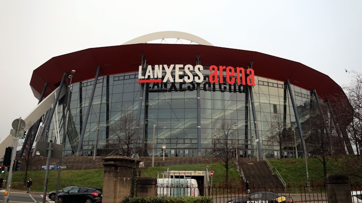 Die Außenfront der Lanxess-Arena in Köln.