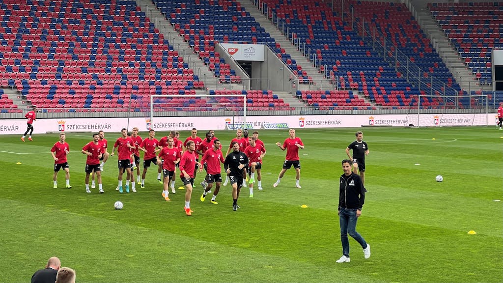 Der 1. FC Köln absolviert am Mittwochabend (24. August 2022) in Székesfehérvár sein Abschlusstraining vor dem Playoff-Rückspiel um den Conference-League-Einzug.
