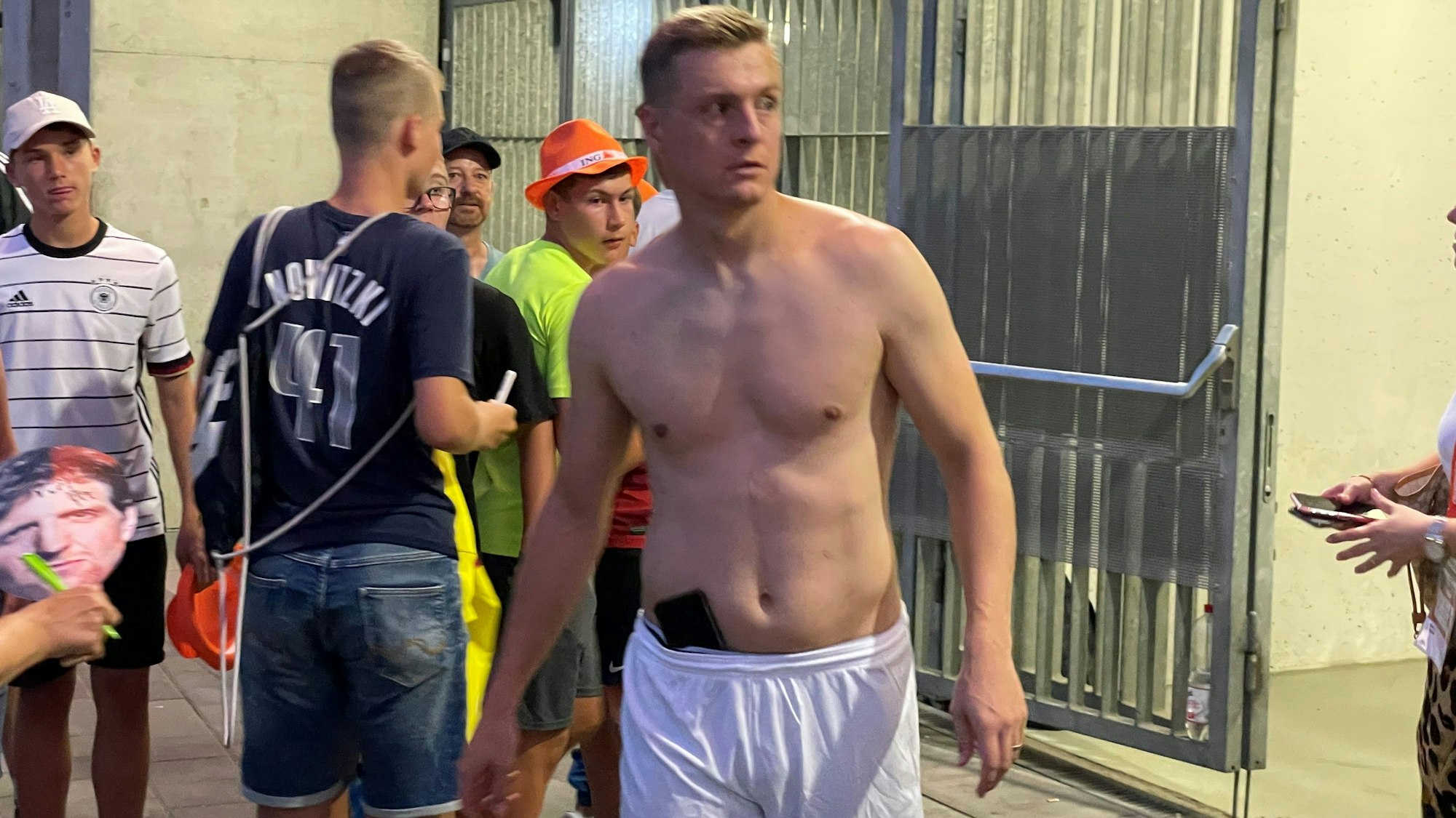 Felix Kroos steht in Sporthose vor dem Frankfurter Stadion