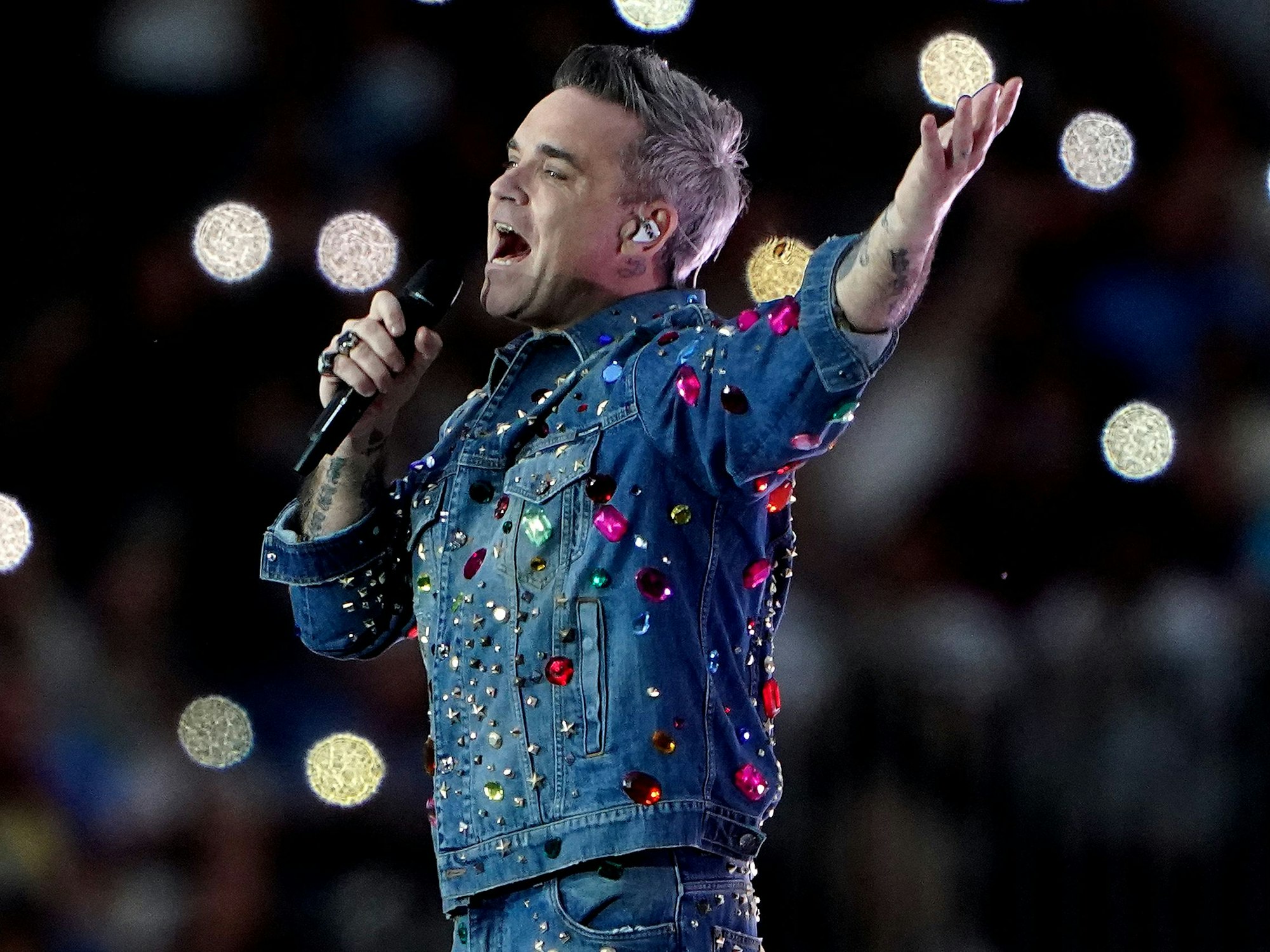 Der britische Popstar Robbie Williams tritt während des Soccer Aid for UNICEF-Spiels auf.