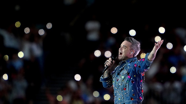 Der britische Popstar Robbie Williams tritt während des Soccer Aid for UNICEF-Spiels auf.