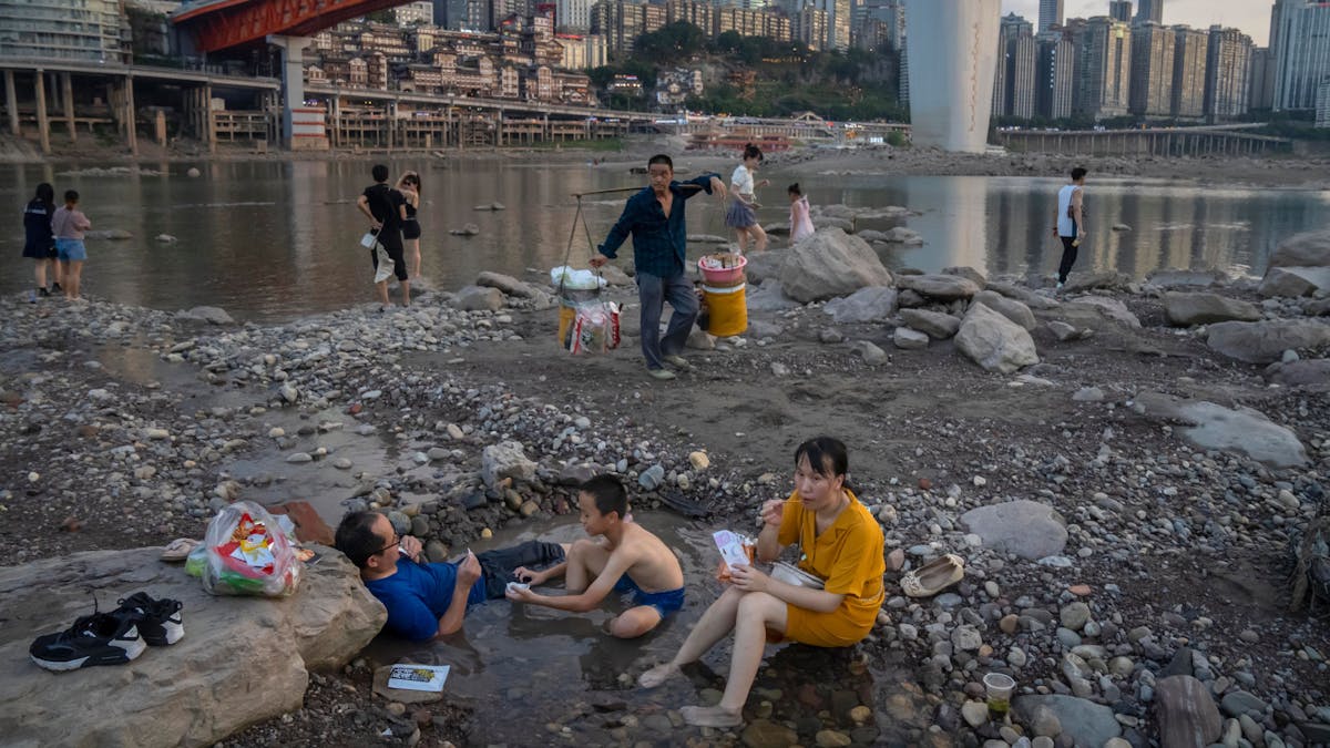 Chongqing: Menschen sitzen in einem flachen Wasserbecken im Flussbett des Jialing-Flusses, eines Nebenflusses des Jangtse, in der südwestchinesischen Stadt Chongqing.&nbsp;&nbsp;