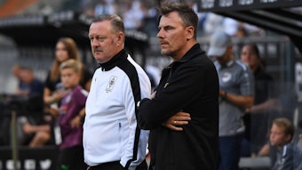 Sportdirektor Roland Virkus (li.) und Direktor Scouting Stefen Korell (re.) von Borussia Mönchengladbach am 19. August 2022 vor dem Heimspiel gegen Hertha BSC.