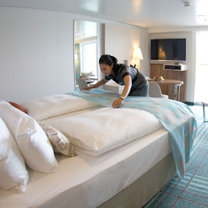 Eine Mitarbeiterin vom Zimmerservice bei der Arbeit (Symbolfoto vom 1. Juni 2014). Aktuell klagen einige Kölner Hotels über fehlende, saubere Bettwäsche und Handtücher.