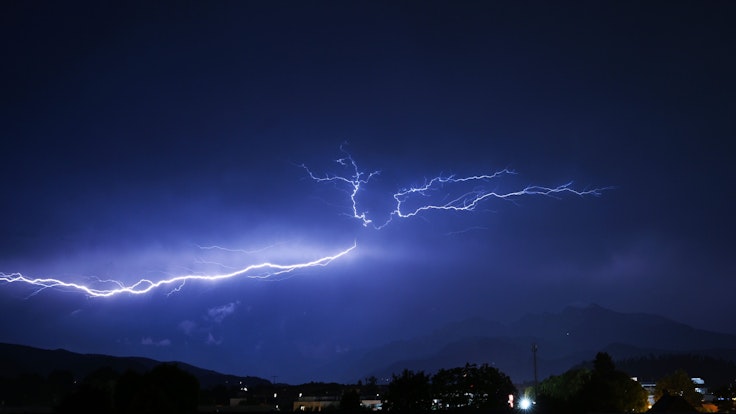 Blitze entladen sich über dem Tennengebirge bei Salzburg im Juli 2022