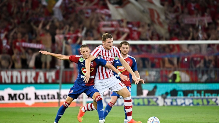 Luca Kilian setzt sich im Spiel bei Fehérvár FC gegen Palko Dardai durch