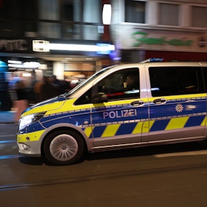 Ein Einsatzwagen der Polizei fährt über die Zülpicher Straße.