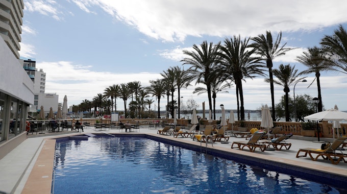 Der Swimmingpool eines Hotels am Strand von Arenal.