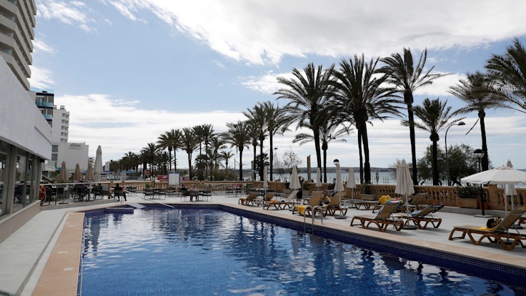 Der Swimmingpool eines Hotels am Strand von Arenal.