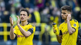 Thomas Delaney (li.) und Julian Weigl (re.) gemeinsam im Trikot von Borussia Dortmund. Das Foto stammt vom 11. Mai 2019. Delaney klatsch und bedankt sich bei den Fans, Weigl hält in der rechten Hand eine Trinkflasche.