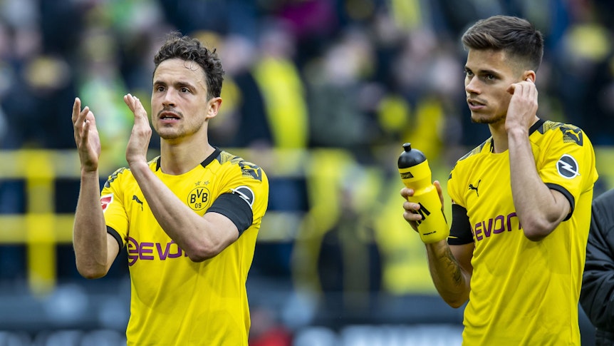 Thomas Delaney (li.) und Julian Weigl (re.) gemeinsam im Trikot von Borussia Dortmund. Das Foto stammt vom 11. Mai 2019. Delaney klatsch und bedankt sich bei den Fans, Weigl hält in der rechten Hand eine Trinkflasche.