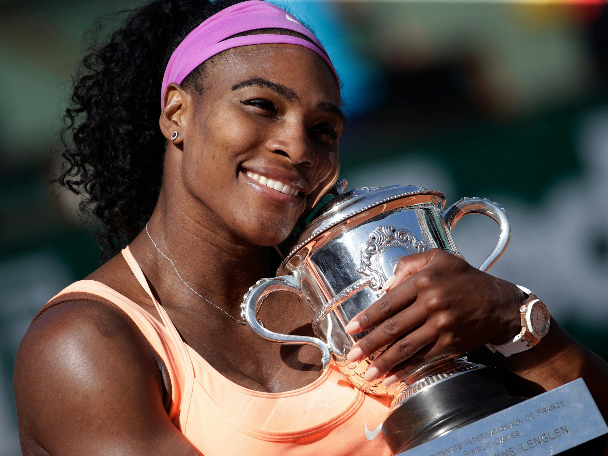 Serena Williams umarmt die Trophäe für ihren Sieg bei den French Open.