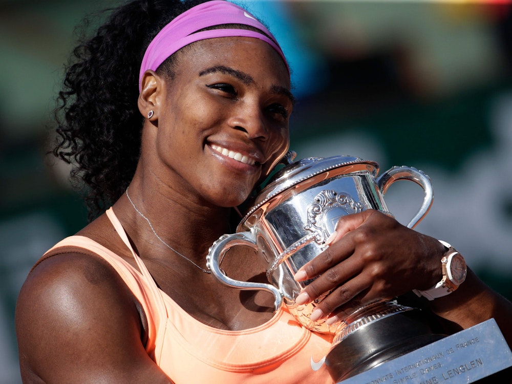 Serena Williams hält die Trophäe nach ihrem Sieg über die Tschechin Safarova bei den Roland Garros 2015 French Tennis Open.