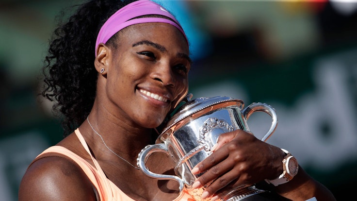 Serena Williams hält die Trophäe nach ihrem Sieg über die Tschechin Safarova bei den Roland Garros 2015 French Tennis Open.