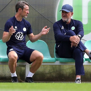 Jörg Schmadtke (r.) und Chefcoach Niko Kovac sprechen am Rande einer Trainingseinheit des VfL Wolfsburg.