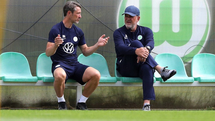 Jörg Schmadtke (r.) und Chefcoach Niko Kovac sprechen am Rande einer Trainingseinheit des VfL Wolfsburg.