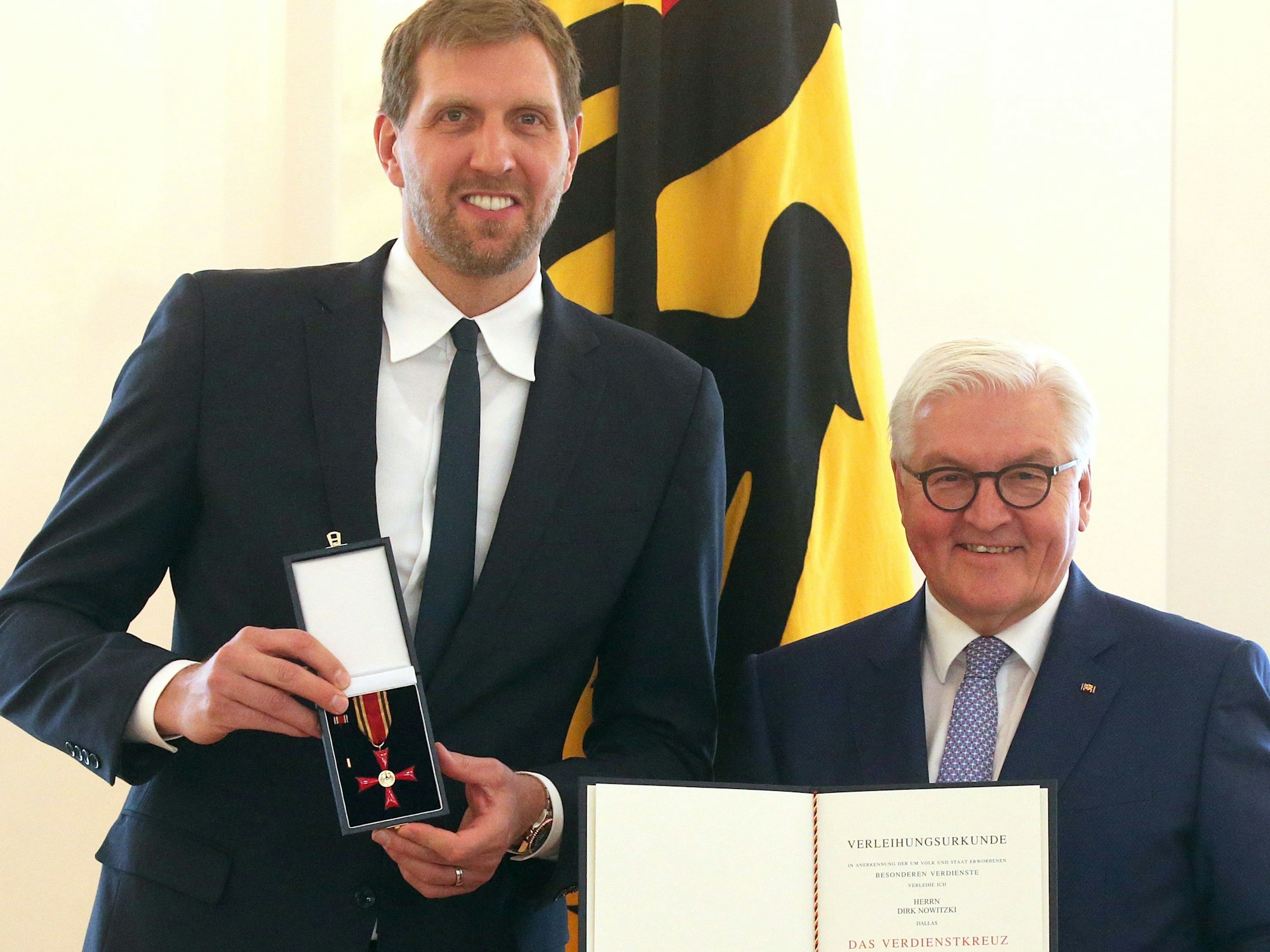 Bundespräsident Frank-Walter Steinmeier verleiht im Schloss Bellevue den Verdienstorden der Bundesrepublik Deutschland an den früheren Basketball-Star Dirk Nowitzki.