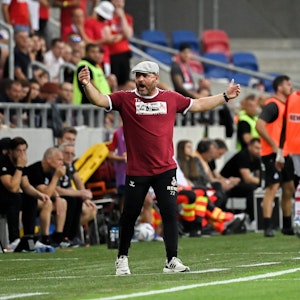 Kölns Trainer Steffen Baumgart reagiert am Spielfeldrand.