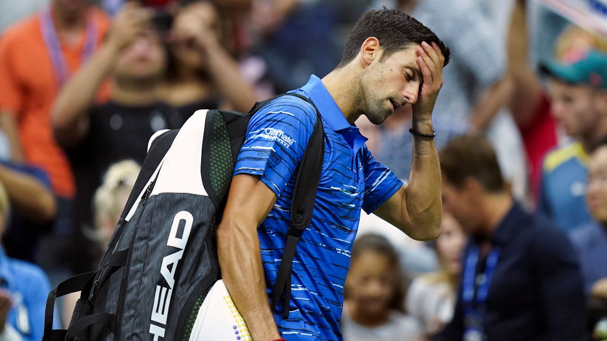 Novak Djokovic verlässt den Platz. Der Serbe musste während der Partie gegen Stan Wawrinka wegen einer Verletzung aufgeben.