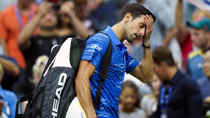 Novak Djokovic verlässt den Platz. Der Serbe musste während der Partie gegen Stan Wawrinka wegen einer Verletzung aufgeben.