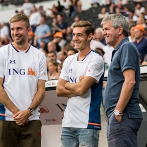 Christoph Kramer und Florian Neuhaus sprechen mit Friedhelm Funkel am Spielfeldrand.