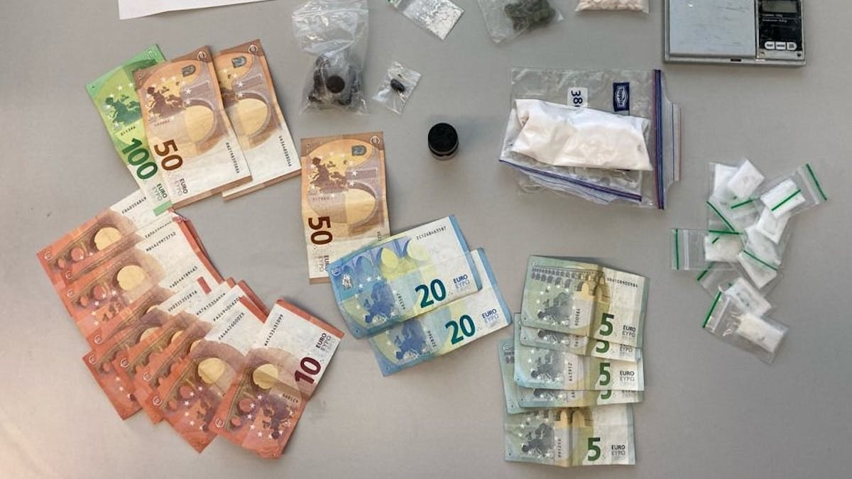 Die Polizei konnte mutmaßliches Dealgeld und Drogen sicherstellen.