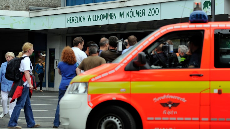 Ein Fahrzeug der Feuerwehr steht am Samstag (25.08.2012) vor dem Zoo in Köln.