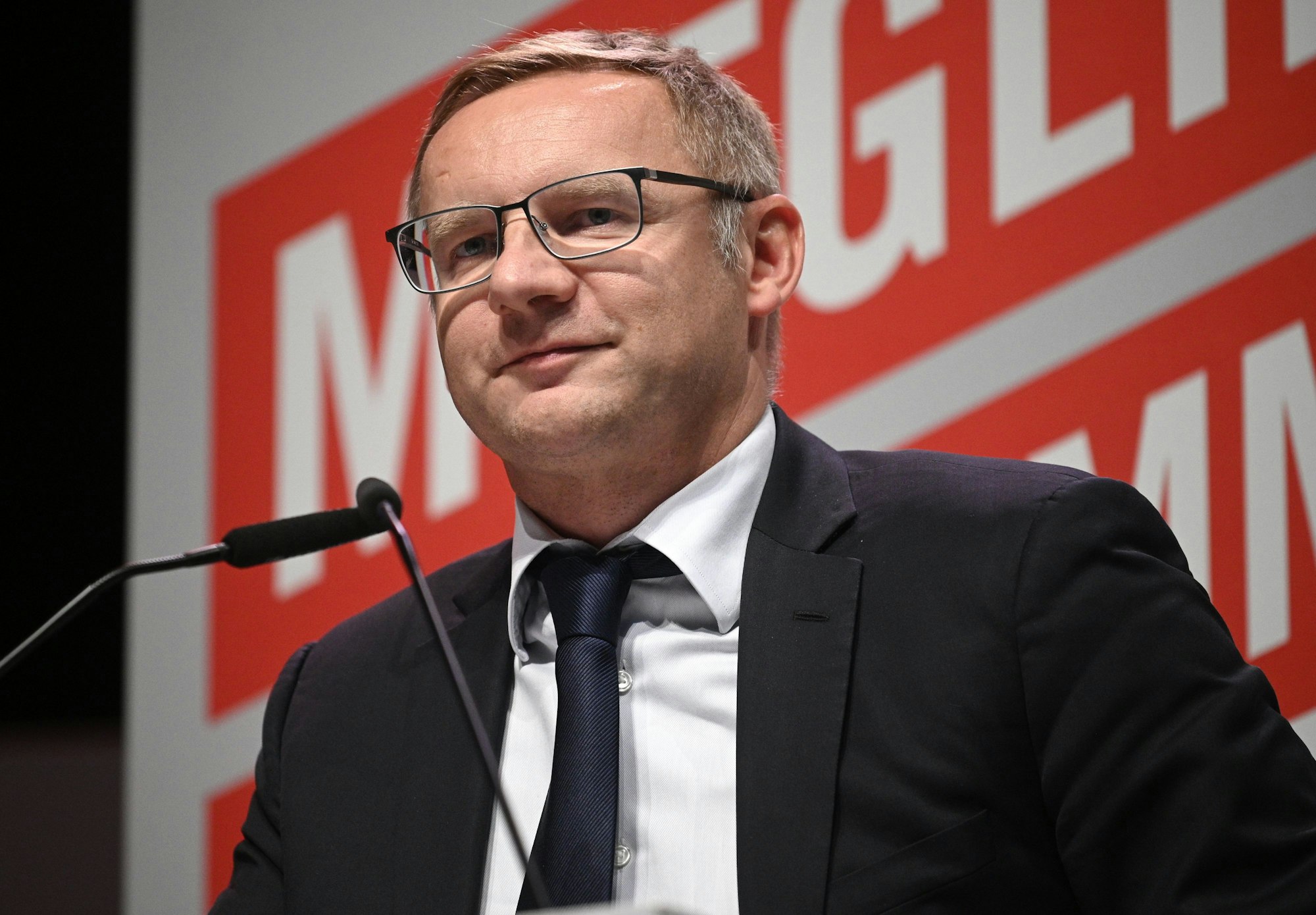 Eckhard Sauren, Vizepräsident des 1. FC Köln, spricht.