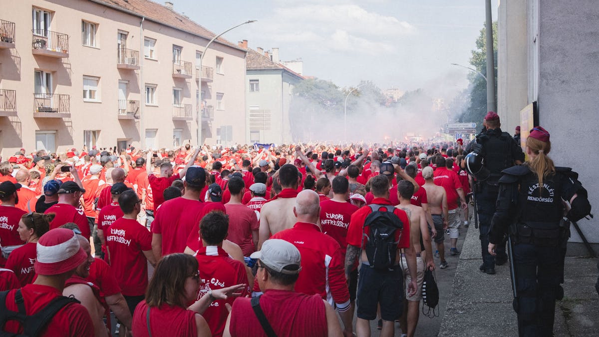 Die Fans des 1. FC Köln marschierten am Donnerstag (25. August 2022) durch Székesfehérvár.