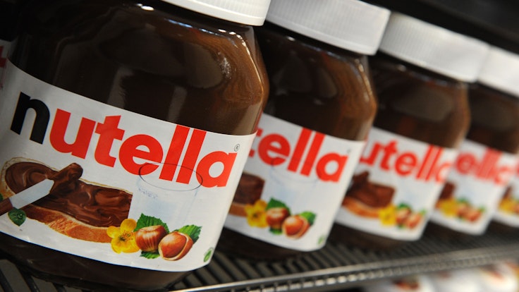 Nutella-Gläser stehen in einem Regal in einem Supermarkt in Hamburg.