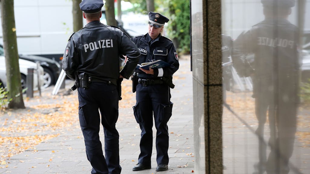 Polizisten stehen nach einem Banküberfall an der Rückseite einer Filiale der Hamburger Sparkasse in Altona.&nbsp;